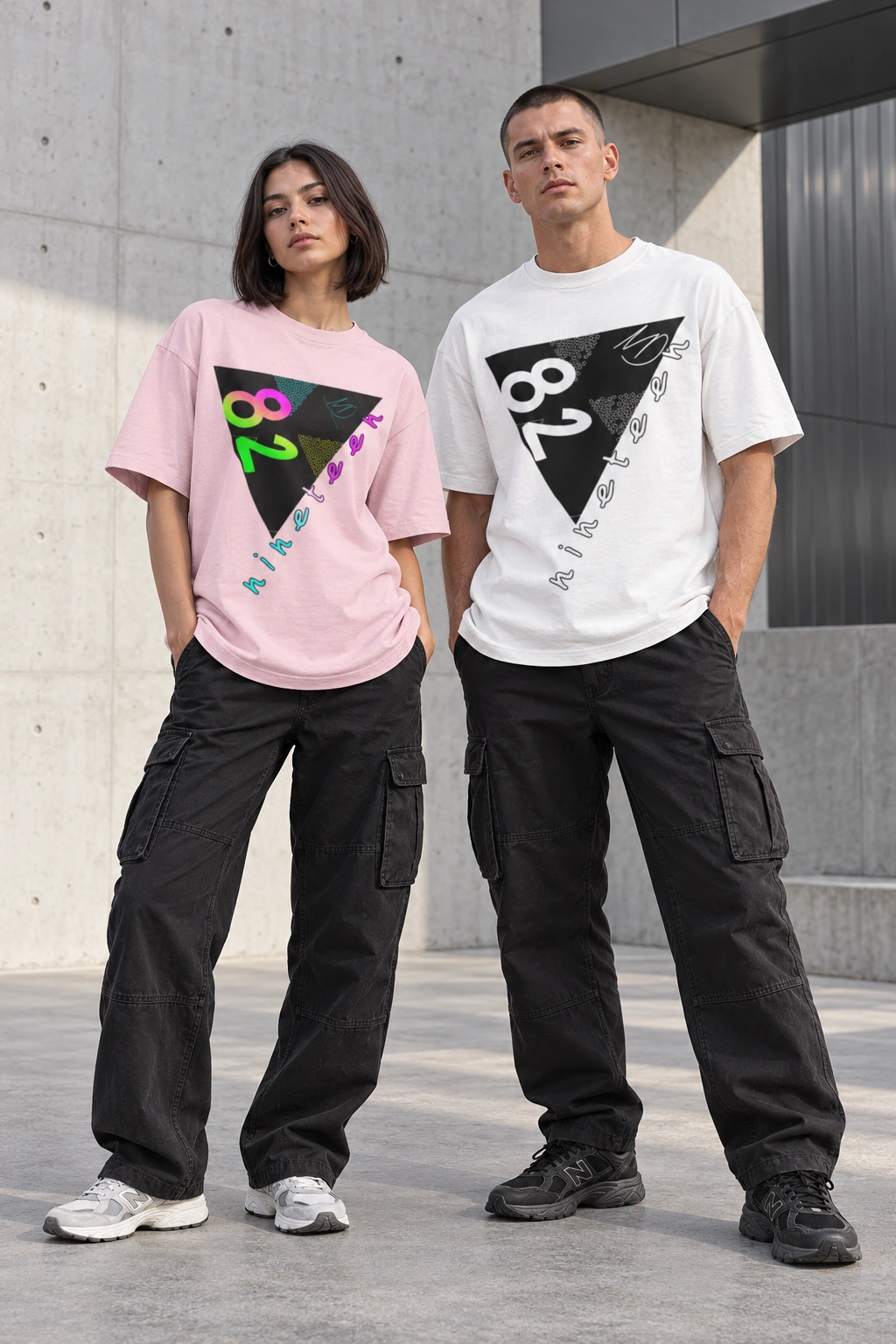 Zwei Models in rosa und weißem Shirt mit Triangolo-Design
