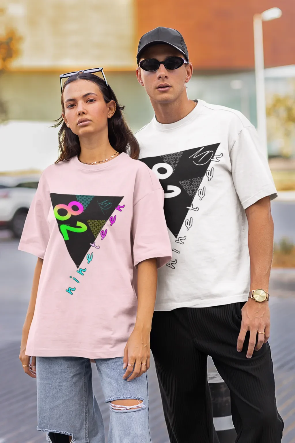Zwei Models in rosa und weißem Shirt mit Triangolo-Design