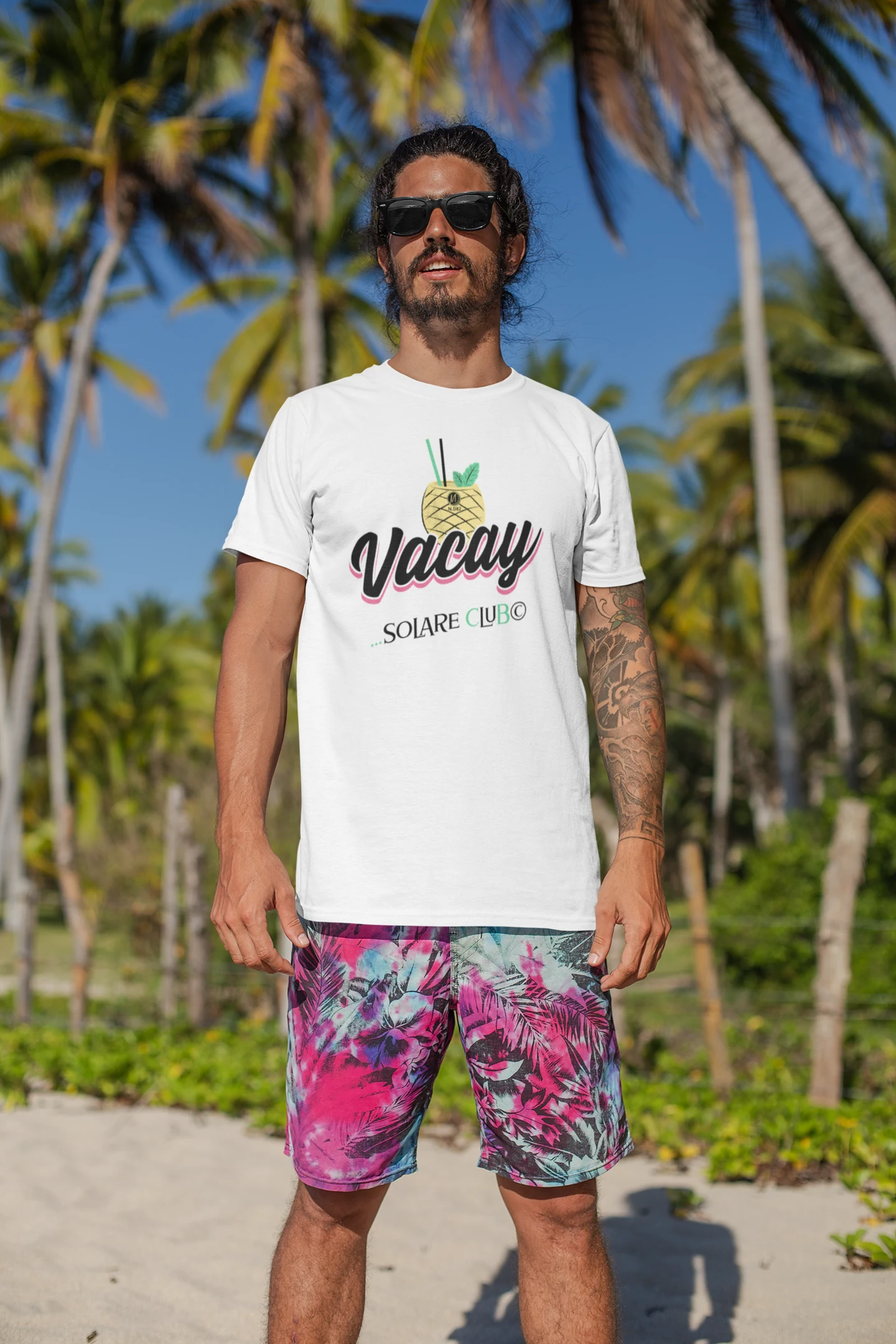 Model im weißen Vacay-Shirt vor Palmen